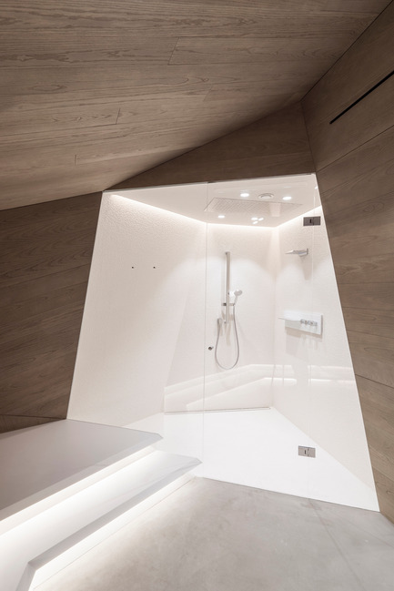 Dossier de presse | 2483-01 - Communiqué de presse | Loft Panzerhalle - smartvoll - Architecture résidentielle -  Bathroom spa  - Crédit photo : Tobias Colz/smartvoll