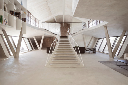 Dossier de presse | 2483-01 - Communiqué de presse | Loft Panzerhalle - smartvoll - Architecture résidentielle - Loft Panzerhalle - overview - Crédit photo : Tobias Colz/smartvoll