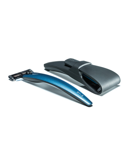 Dossier de presse | 2458-01 - Communiqué de presse | Best Design: Razor Case Receives Top Prize in the Red Dot Award: Product Design 2017 - Bolin Webb - Art de vivre - Bolin Webb R1-S Blue 3000 Razor &amp; Razor Case Gift Set - Crédit photo : Bolin Webb