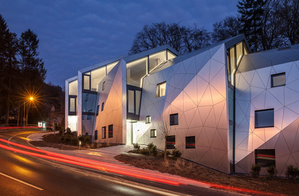 Dossier de presse | 1018-04 - Communiqué de presse | Residential Building with 15 Units - Metaform architects - Architecture résidentielle - Night view - Crédit photo : Steve Troes Fotodesign