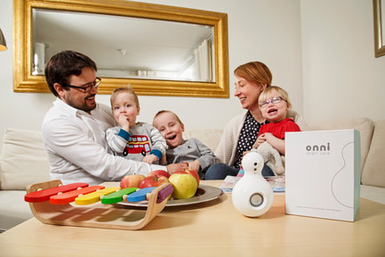 Press kit | 2411-01 - Press release | Connected Video Baby Monitor ‘Star’ - SEP Solutions - Product - SEP Solutions founders Erasmus van Niekerk and Satu Niemelä with their children (also included: 'Star')&nbsp; - Photo credit: Onni Wiljami Kinnunen