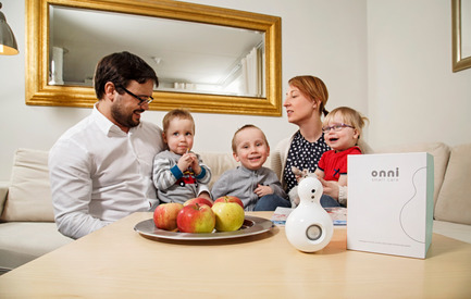 Press kit | 2411-01 - Press release | Connected Video Baby Monitor ‘Star’ - SEP Solutions - Product - SEP Solutions founders Erasmus van Niekerk and Satu Niemelä with their children (also included: 'Star')&nbsp; - Photo credit: Onni Wiljami Kinnunen