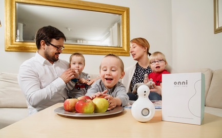 Press kit | 2411-01 - Press release | Connected Video Baby Monitor ‘Star’ - SEP Solutions - Product - SEP Solutions founders Erasmus van Niekerk and Satu Niemelä with their children &nbsp;(also included: 'Star')&nbsp; - Photo credit: Onni Wiljami Kinnunen