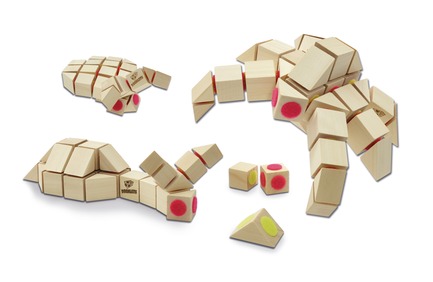 Dossier de presse | 2450-01 - Communiqué de presse | DOCKLETS - Innovative Hook and Loop Toy Bricks for Agile 3D Constructions - TPPD / Thade Precht Playful Design - Produit - DOCKLETS Creepy Crawlies Set - Crédit photo : Alex Tossi Fotografie, Berlin/Germany
