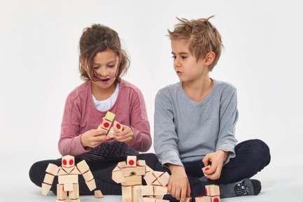Dossier de presse | 2450-01 - Communiqué de presse | DOCKLETS - Innovative Hook and Loop Toy Bricks for Agile 3D Constructions - TPPD / Thade Precht Playful Design - Produit - Kids playing with DOCKLETS toy bricks - Crédit photo : Alex Tossi Fotografie, Berlin/Germany