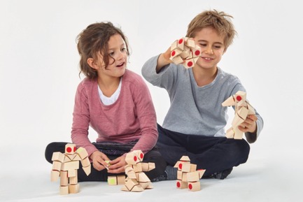 Dossier de presse | 2450-01 - Communiqué de presse | DOCKLETS - Innovative Hook and Loop Toy Bricks for Agile 3D Constructions - TPPD / Thade Precht Playful Design - Produit - Kids playing with DOCKLETS toy bricks - Crédit photo : Alex Tossi Fotografie, Berlin/Germany