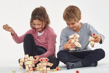 Dossier de presse | 2450-01 - Communiqué de presse | DOCKLETS - Innovative Hook and Loop Toy Bricks for Agile 3D Constructions - TPPD / Thade Precht Playful Design - Produit - Kids playing with DOCKLETS toy bricks - Crédit photo : Alex Tossi Fotografie, Berlin/Germany