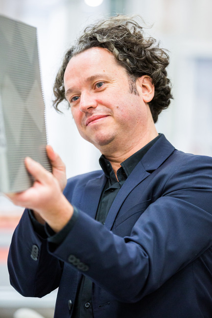 Press kit | 1696-15 - Press release | The Red Dot Jury Has Made Its Decision: These Are the Best Products of the Year - Red Dot Award - Competition - Red Dot juror Dr. Sascha Peters<br> - Photo credit: Red Dot