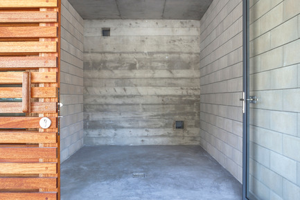 Dossier de presse | 2380-01 - Communiqué de presse | L'Ortu Duzzi - Buzzo Spinelli Architecture - Architecture industrielle - Les empreintes laissées dans le béton entrent en vibration avec les lames des brise-soleil. - Crédit photo : ©Serge Demailly