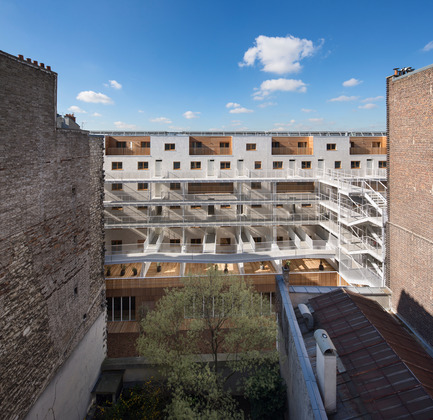 Dossier de presse | 2388-01 - Communiqué de presse | LESS - L’amplificateur urbain - AAVP ARCHITECTURE - Architecture résidentielle -  Coursives depuis le jardin&nbsp;  - Crédit photo : © Luc Boegly