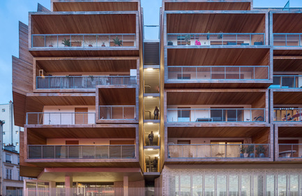 Dossier de presse | 2388-01 - Communiqué de presse | LESS - L’amplificateur urbain - AAVP ARCHITECTURE - Architecture résidentielle - Façade de nuit&nbsp; - Crédit photo : © Luc Boegly