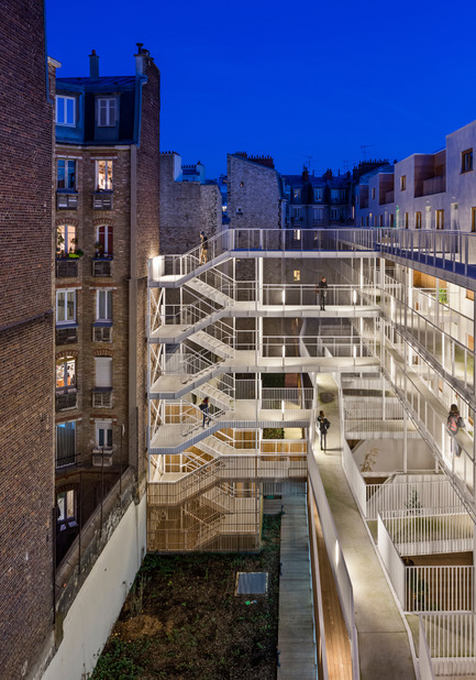 Dossier de presse | 2388-01 - Communiqué de presse | LESS - L’amplificateur urbain - AAVP ARCHITECTURE - Architecture résidentielle - Coursives de nuit&nbsp; - Crédit photo : © Luc Boegly