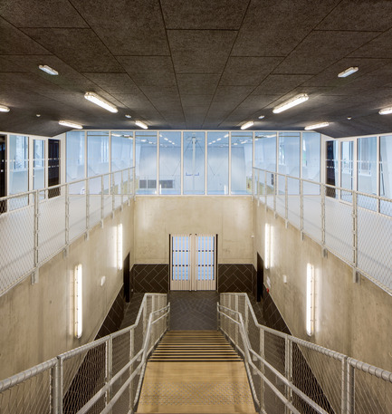 Dossier de presse | 2388-01 - Communiqué de presse | LESS - L’amplificateur urbain - AAVP ARCHITECTURE - Architecture résidentielle -  Entrée du gymnase&nbsp;  - Crédit photo : © Luc Boegly