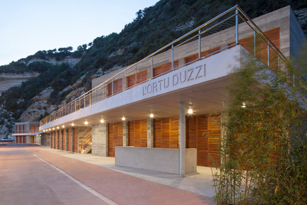 Dossier de presse | 2380-01 - Communiqué de presse | L'Ortu Duzzi - Buzzo Spinelli Architecture - Architecture industrielle -  		 	 	 		 			 				 					L’acrotère de béton blanc se détache du fond de par sa blancheur pour donner de la profondeur au projet. 	 - Crédit photo : ©Serge Demailly