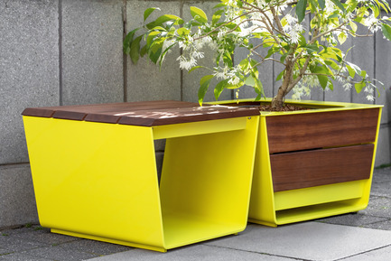 Dossier de presse | 821-03 - Communiqué de presse | Collection EXA: modulation créative de cubes «outside the box» - Equiparc / Marc BoudreauDesigner - Produit - Banc EP 1051<br>Bac à fleurs EP 4050 - Crédit photo : Drew Hadley