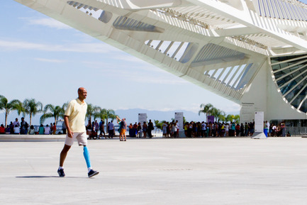 Press kit | 2467-01 - Press release | Confetti Prosthetic Leg Cover - Furf Design Studio - Product - ‘I feel more comfortable when using shorts again’, says Leonardo Telles. - Photo credit:  Furf Design Studio 