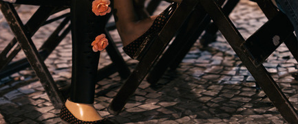 Press kit | 2467-01 - Press release | Confetti Prosthetic Leg Cover - Furf Design Studio - Product - Close up view of Confetti being used during outings. - Photo credit:  Furf Design Studio 