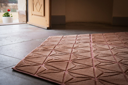 Dossier de presse | 2512-01 - Communiqué de presse | Jigsaw Rug Wins Double Design Award - Ingrid Külper Design AB - Design d’intérieur commercial - Jigsaw multipurpose rug - Crédit photo : Ewa malmsten Nordell