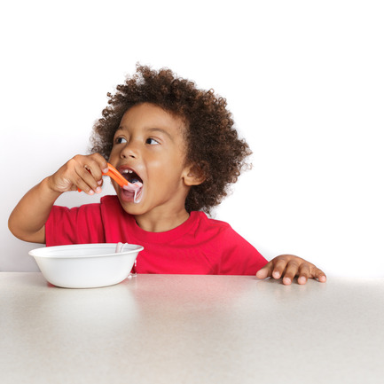 Dossier de presse | 2447-01 - Communiqué de presse | Kizingo’s Toddler Spoon - Joba Design - Design industriel -  KIZINGO spoons encourage success at mealtime by promoting self-feeding and healthy habits.&nbsp;  - Crédit photo :  KIZINGO&nbsp;