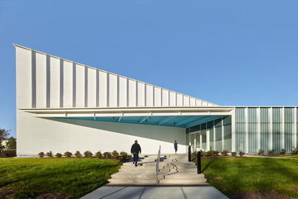 Dossier de presse | 2353-01 - Communiqué de presse | TREC - ikon.5 architects - Architecture institutionnelle - Looking East | Main Entrance - Crédit photo : Jeffrey Totaro