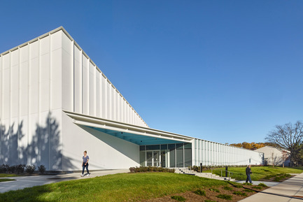 Dossier de presse | 2353-01 - Communiqué de presse | TREC - ikon.5 architects - Architecture institutionnelle - Entrance at Southeast Corner&nbsp; - Crédit photo : Jeffrey Totaro