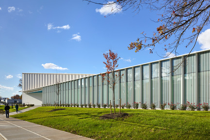 Dossier de presse | 2353-01 - Communiqué de presse | TREC - ikon.5 architects - Architecture institutionnelle - View of Glass Facade along street&nbsp; - Crédit photo : Jeffrey Totaro