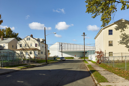 Dossier de presse | 2353-01 - Communiqué de presse | TREC - ikon.5 architects - Architecture institutionnelle - View of TREC from the neighborhood - Crédit photo : Jeffrey Totaro