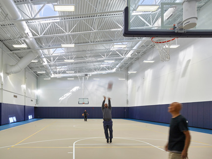 Dossier de presse | 2353-01 - Communiqué de presse | TREC - ikon.5 architects - Architecture institutionnelle - Gymnasium | Basketball Court naturally lit from above - Crédit photo : Jeffrey Totaro