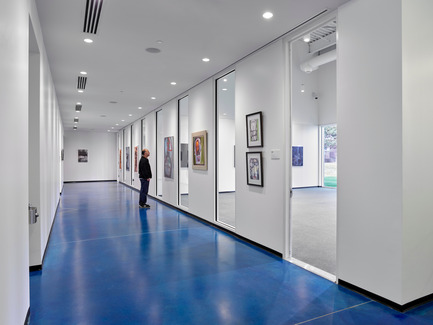 Dossier de presse | 2353-01 - Communiqué de presse | TREC - ikon.5 architects - Architecture institutionnelle - Looking into the Aerobics and Fitness Rooms from the corridor - Crédit photo : Jeffrey Totaro