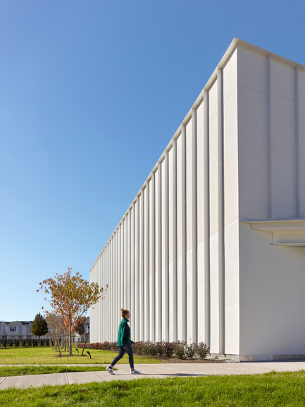 Dossier de presse | 2353-01 - Communiqué de presse | TREC - ikon.5 architects - Architecture institutionnelle - Approach to the building from the South&nbsp; - Crédit photo : Jeffrey Totaro
