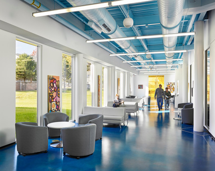 Dossier de presse | 2353-01 - Communiqué de presse | TREC - ikon.5 architects - Architecture institutionnelle - Entry Lobby | Social Commons - Crédit photo : Jeffrey Totaro