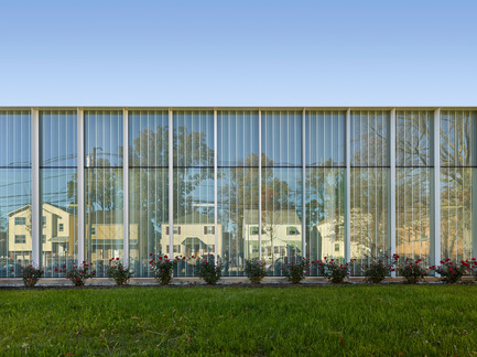 Dossier de presse | 2353-01 - Communiqué de presse | TREC - ikon.5 architects - Architecture institutionnelle - Glass Facade Reflecting Houses in the Neighborhood - Crédit photo : Jeffrey Totaro