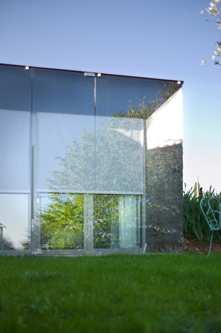 Dossier de presse | 2433-01 - Communiqué de presse | Maison SPE - ELLENA MEHL Architectes - Architecture résidentielle - angle verre et acier - Crédit photo : Hervé ELLENA