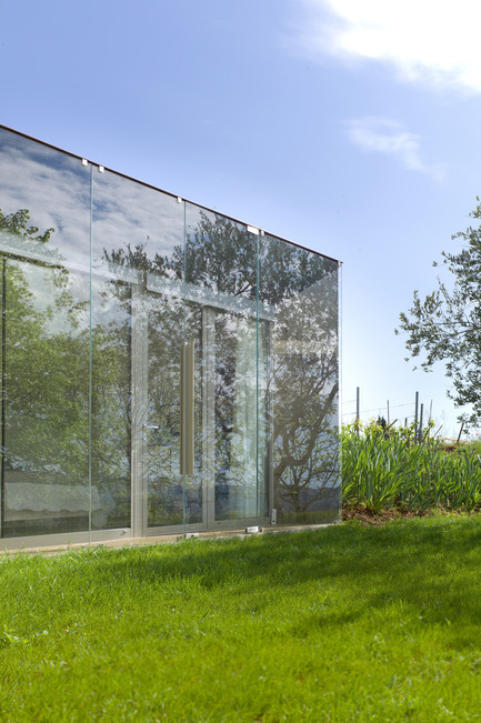 Dossier de presse | 2433-01 - Communiqué de presse | Maison SPE - ELLENA MEHL Architectes - Architecture résidentielle - reflets - Crédit photo : Hervé ELLENA