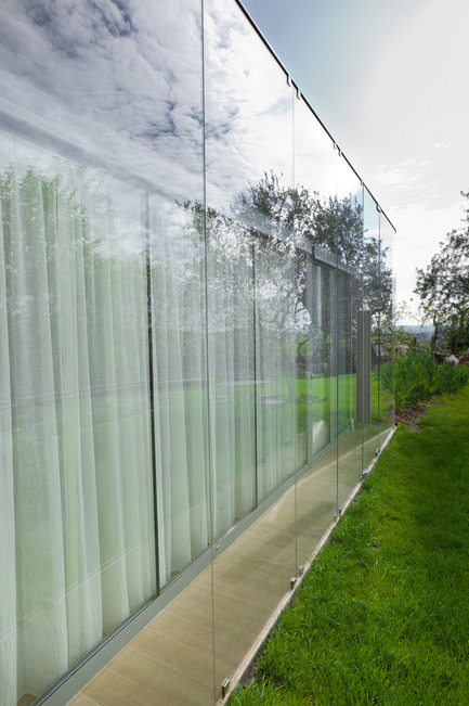 Dossier de presse | 2433-01 - Communiqué de presse | Maison SPE - ELLENA MEHL Architectes - Architecture résidentielle - L'extension - rideaux fermés - Crédit photo : Hervé ELLENA