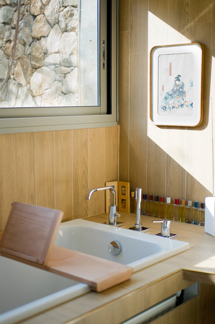Dossier de presse | 2433-01 - Communiqué de presse | Maison SPE - ELLENA MEHL Architectes - Architecture résidentielle - La salle de bain - Crédit photo : Hervé ELLENA