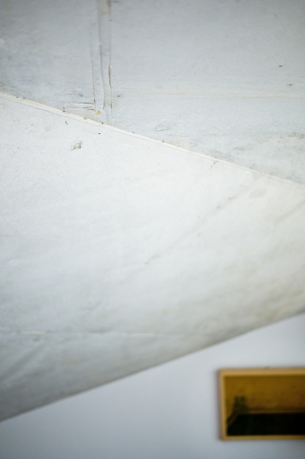 Dossier de presse | 2433-01 - Communiqué de presse | Maison SPE - ELLENA MEHL Architectes - Architecture résidentielle - Détail du plafond en béton brut - Crédit photo : Hervé ELLENA<br>