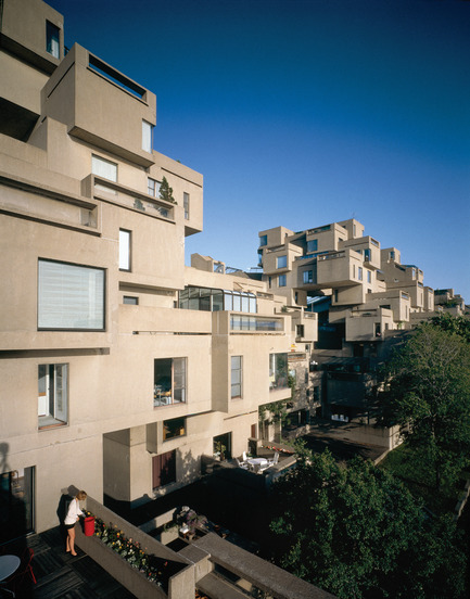 Dossier de presse | 748-31 - Communiqué de presse | Montréal célèbre le50e anniversaire d’Habitat 67 de l’architecte canadien, israélien, américain MosheSafdie au Centre de design de l’UQAM / Du 1er juin au13août2017 - Centre de design de l'UQAM - Évènement + Exposition - Habitat 67 - Vue d'une terrasse - Crédit photo : Image de Timothy Hursley 