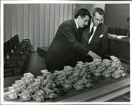 Dossier de presse | 748-31 - Communiqué de presse | Montréal célèbre le50e anniversaire d’Habitat 67 de l’architecte canadien, israélien, américain MosheSafdie au Centre de design de l’UQAM / Du 1er juin au13août2017 - Centre de design de l'UQAM - Évènement + Exposition - Moshe Safdie avec l'architecte en chef de l'Expo 67, Edouard Fiset, 1966 - Crédit photo : Collection de&nbsp;Safdie Architects
