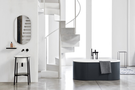 Dossier de presse | 2555-02 - Communiqué de presse | Cielo Celebrated its 10th Anniversary with a Double Award - CIELO - Design d’intérieur résidentiel - CatinI Collection, design by Andrea Parisio and Giuseppe Pezzano. In the picture, an elegant CIELO signature bathroom. The room’s protagonist is the Round Washbasin, composed of ceramic sink in Talco finishing of the exclusive “Terre di Cielo” colour range, counter in Marquina Black Marble and base in steel with Black Matt finish (overall dimensions cm Ø50 x h83). The elegant oval Mirror completes the refined ambience (90 x 50 x 4 cm) and the Cibele bathtub, made in LivingTec, resin with the highest performing functions and esthetics with Basalt-finished lining.  - Crédit photo :  CIELO