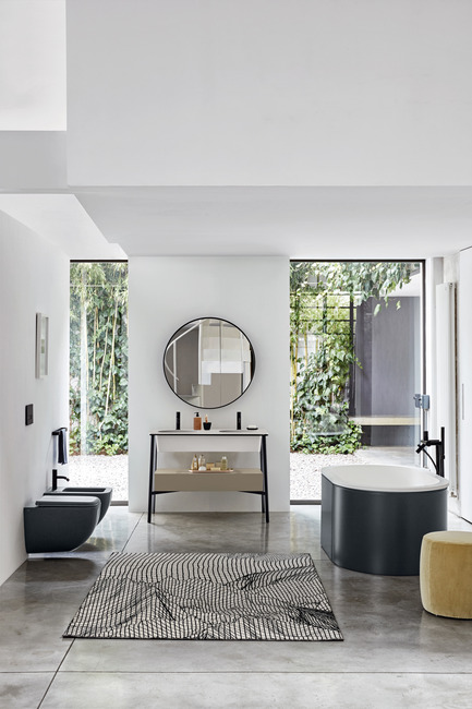 Dossier de presse | 2555-02 - Communiqué de presse | Cielo Celebrated its 10th Anniversary with a Double Award - CIELO - Design d’intérieur résidentiel -  Catini&nbsp;Collection, design by Andrea Parisio and Giuseppe Pezzano. In the picture, an elegant CIELO signature bathroom. In the centre, a Double washbasin composed of ceramic sink in Talco finish, of the exclusive “Terre di Cielo” color range, lacquered chest with Avena finish and stand in steel with Black Matt finish (overall dimension cm 110 x 54 x h83); on the left hanging sanitary Shui Comfort sanitary elements (toilet bowl and bidet cm 35,5x55x37 h) with Basalt finish; on the right a&nbsp; Cibele bathtub, made with Living Tec, a resin with high performing functions and aesthetics with Basalt finish. The room is completed by&nbsp;a round&nbsp;Mirror (Ø120 cm).  - Crédit photo : CIELO