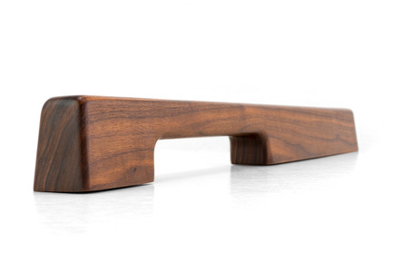 Dossier de presse | 2479-01 - Communiqué de presse | Introducing TIRAR - TIRAR - Produit - TIRAR door pull 600mm American Walnut - Crédit photo : TIRAR
