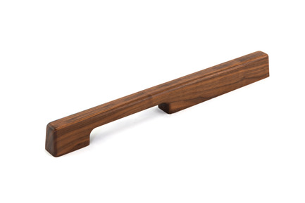 Dossier de presse | 2479-01 - Communiqué de presse | Introducing TIRAR - TIRAR - Produit - TIRAR door pull 600mm American Walnut - Crédit photo : TIRAR