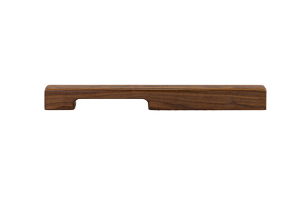 Dossier de presse | 2479-01 - Communiqué de presse | Introducing TIRAR - TIRAR - Produit - TIRAR door pull 600mm American Walnut - Crédit photo : TIRAR