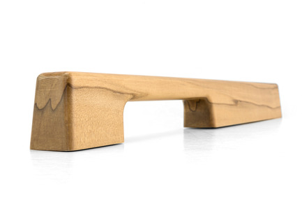 Dossier de presse | 2479-01 - Communiqué de presse | Introducing TIRAR - TIRAR - Produit - TIRAR door pull 600mm Blackheart Sassafras - Crédit photo : TIRAR