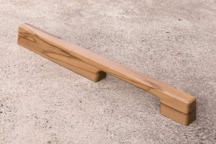 Dossier de presse | 2479-01 - Communiqué de presse | Introducing TIRAR - TIRAR - Produit - TIRAR door pull 600mm Blackheart Sassafras - Crédit photo : TIRAR