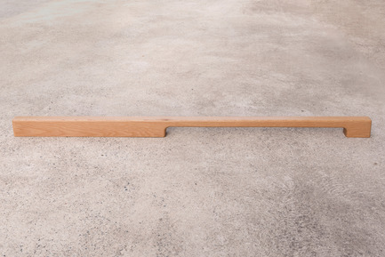 Dossier de presse | 2479-01 - Communiqué de presse | Introducing TIRAR - TIRAR - Produit - TIRAR door pull 1200mm European Oak - Crédit photo : TIRAR