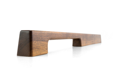 Dossier de presse | 2479-01 - Communiqué de presse | Introducing TIRAR - TIRAR - Produit - TIRAR door pull 900mm Tasmanian Blackwood - Crédit photo : TIRAR