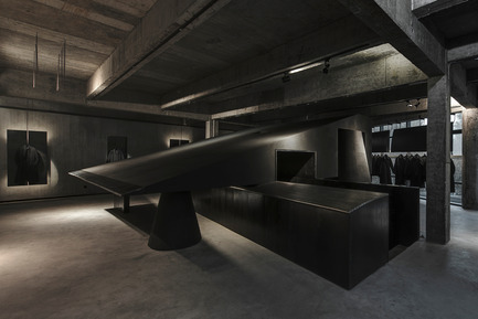 Dossier de presse | 1080-20 - Communiqué de presse | INSIDE World Festival of Interiors Awards Open for Entries for 2017 Festival - INSIDE: World Festival of Interiors - Concours - Black cant system - HEIKE fashion brand concept store by Hangzhou AN Interior Design Co.,Ltd. - Crédit photo : Yujie Liu
