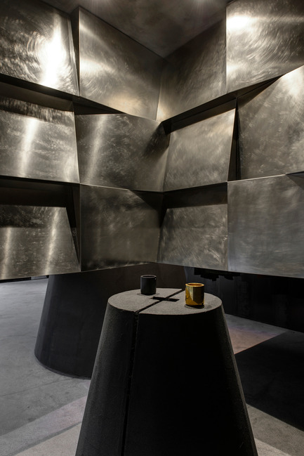 Dossier de presse | 1080-20 - Communiqué de presse | INSIDE World Festival of Interiors Awards Open for Entries for 2017 Festival - INSIDE: World Festival of Interiors - Concours - Black cant system - HEIKE fashion brand concept store by Hangzhou AN Interior Design Co.,Ltd. - Crédit photo : Yujie Liu